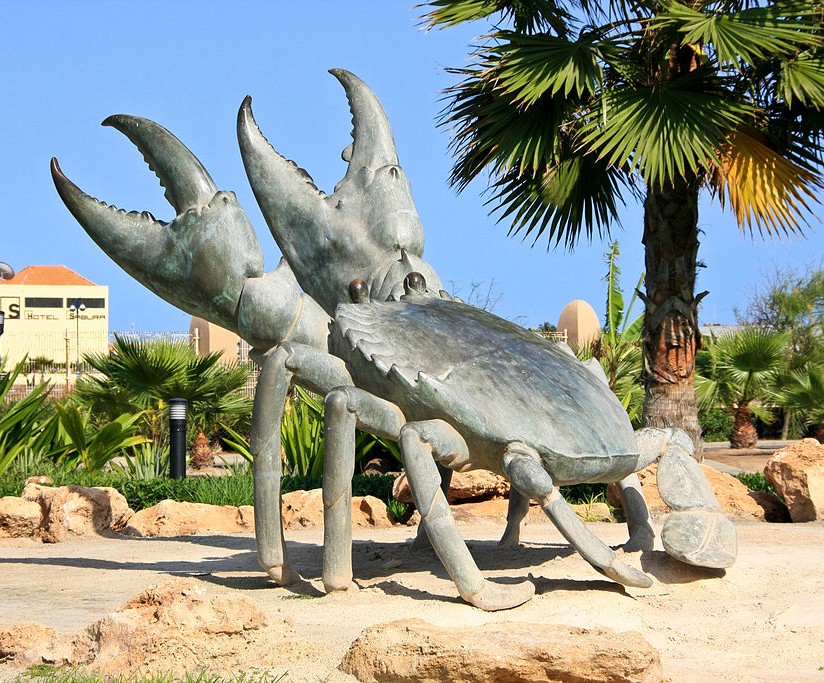 1024px-Giant_crab_outside_hotel_entrance_(4335385982)